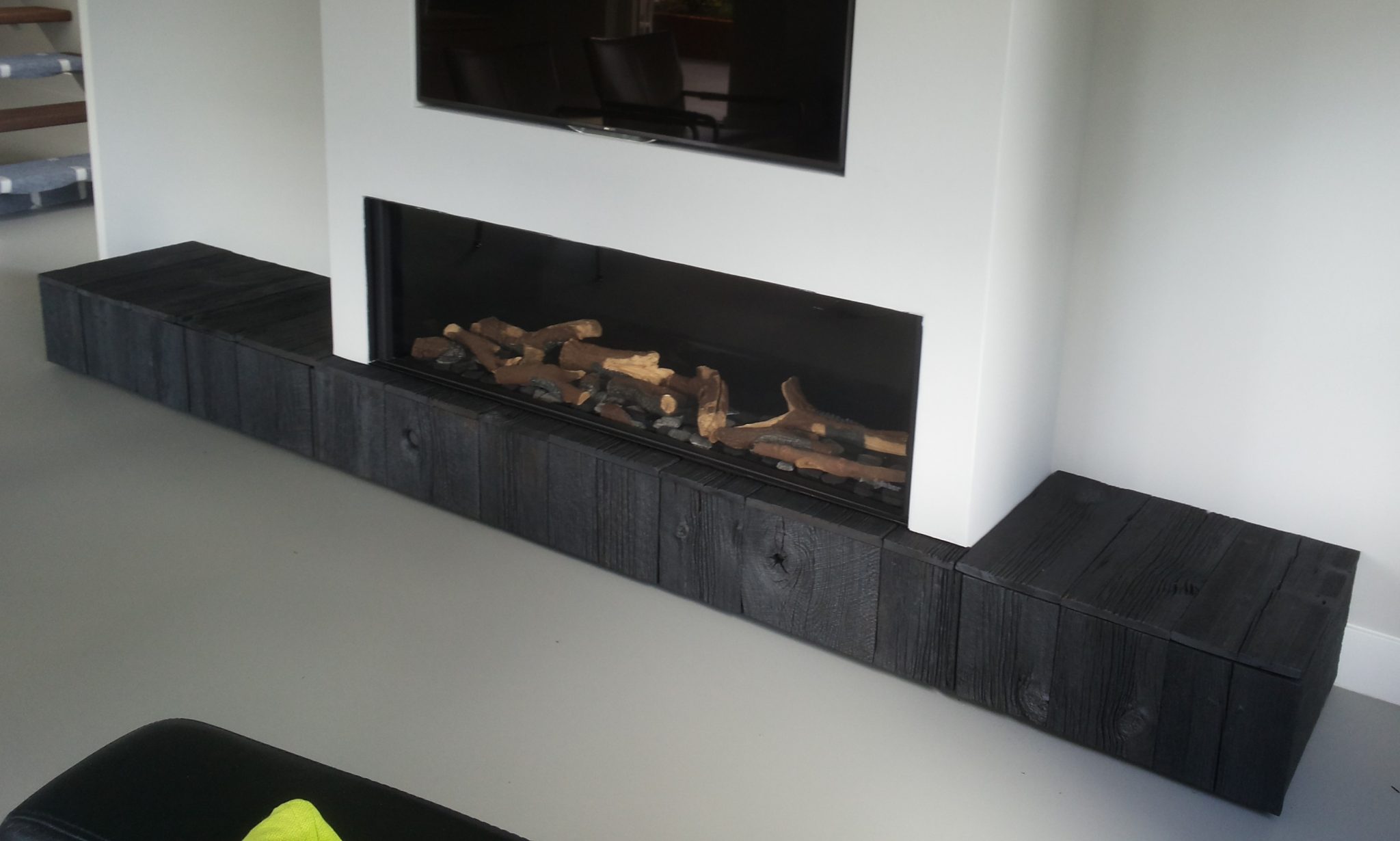 Haardmeubel van eeuwenoud hout