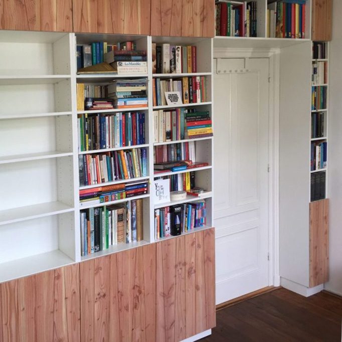 Bibliotheekkast met houten deurtjes
